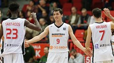 Nymburští basketbalisté (zleva Howard Sant-Roos, Jiří Welsch a Vojtěch Hruban)...