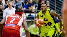 Kevin Ware (vpravo) z Brna hledá cestu pes pardubického Domineze Burnetta.