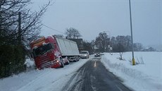 Na úzké silnici v Bílé Temené na Královédvorsku zapadl kamion do píkopu....