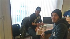 Bezdomovci Jirka (vzadu) a Radek v centru Nad�je v Liberci.