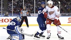 Gólman Toronta Frederik Andersen zasahuje v utkání proti Detroitu.