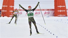 N�mecký sdru�ená� Fabian Riessle vít�zoslavn� dojí�dí do cíle závodu v Lahti.