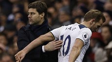 Trenér Tottenhamu Mauricio Pochettino se st�ídajícím úto�níkem Harry Kanem.