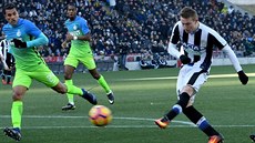 Mladý český záložník Jakub Jankto (v dresu Udine) dává v italské lize gól...