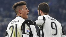 Paulo Dybala a Gonzalo Higuaín slaví gól Juventusu v zápase proti Boloni.