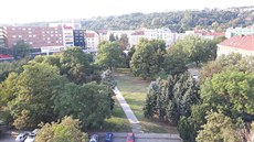 Výhled přes park na náměstí OSN ze střechy gymnázia Špitálská: vlevo na kolos...