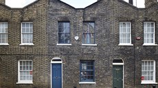 Cihlový dm s modrými klasickými okny stojí v londýnské ulici Roupell Street....