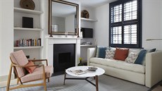 Obývací pokoj t�sn� navazuje na zádve�í.