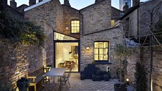 Ve�erní pohled na moderní p�ístavbu.