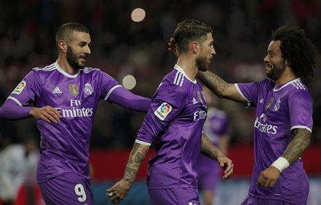 Karim Benzema, Sergio Ramos a Marcelo (zleva) slaví gól Realu Madrid v...