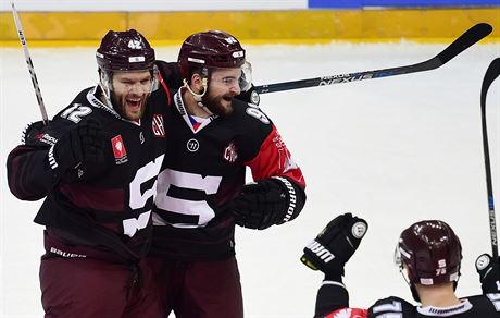 Michal Barinka (vlevo) slaví se spoluhrái druhý gól v semifinále hokejové Ligy...