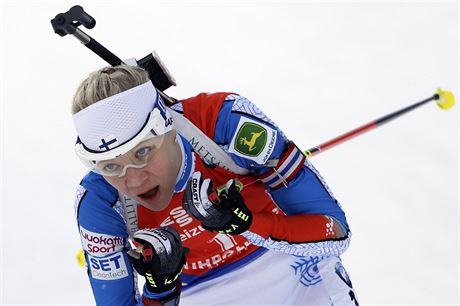 Finsk biatlonistka Kaisa Mkrinenov si jede v Ruhpoldingu pro vtzstv v...