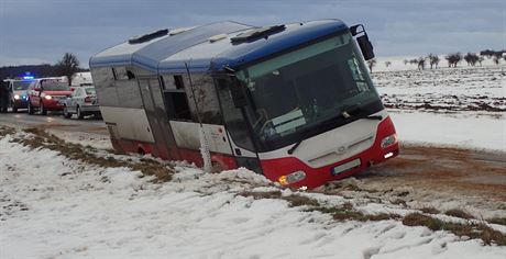 Autobus sjel na Kolínsku do píkopu, hasii evakuovali 28 osob (13.1.2017).