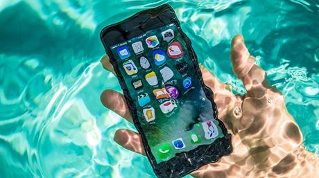 Souasný iPhone 7 pod vodou