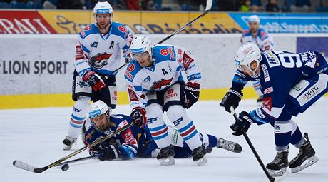 Chomutovský útoník Marek Tomica (uprosted) ujídí Markovi Kvapilovi z Komety...