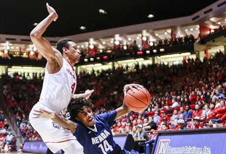 Momentka ze zápasu New Mexico - Nevada. Lindsey Drew (14) uklouzl v souboji s...