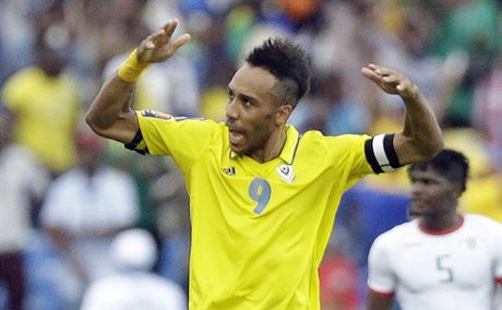 Gabonský kapitán Pierre-Emerick Aubameyang se raduje z gólu proti Burkin Faso.