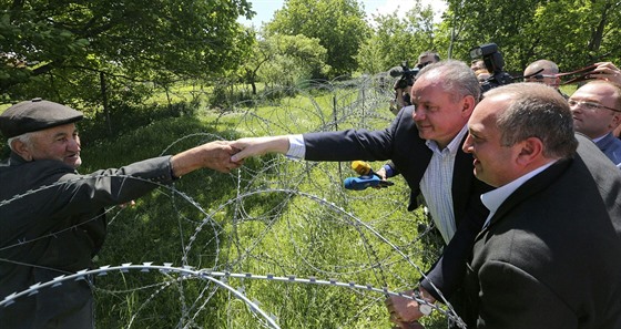 Slovenský prezident si podává ruku s Datem Vanivilim pes iletkový drát. (31....