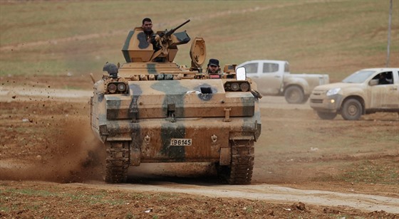 Turecké jednotky a povstalci podporovaní Ankarou svádějí u severosyrského města...