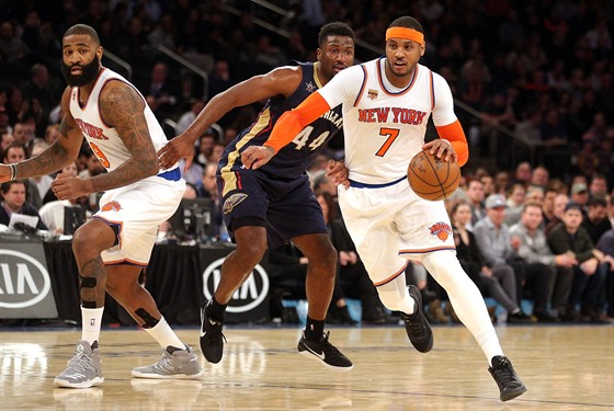 Carmelo Anthony z New York Knicks utíká ped Solomonem Hillem z New Orleans.
