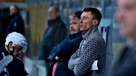 Trenér Aleš Totter (vpravo) na střídačce mosteckých hokejistů.