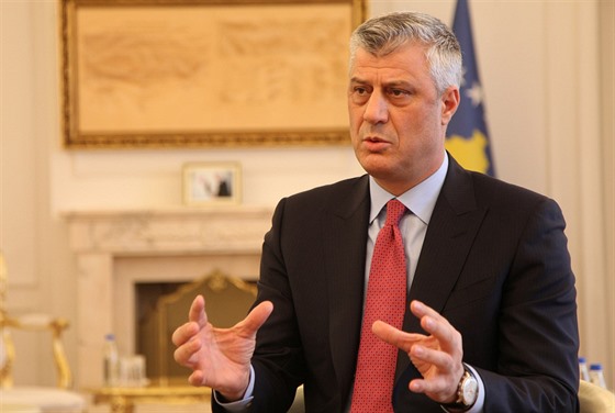 Kosovský prezident Hashim Thaçi pi rozhovoru s novinái v Pritin (16. ledna...