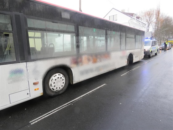 Autobusu se za jízdy uvolnilo kolo a narazilo do dvou aut a lampy.