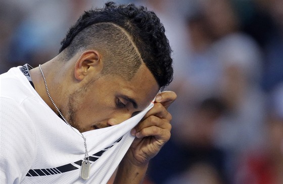 Australský tenista Nick Kyrgios ve 2. kole Australian Open vypadl. Na kurtu i...