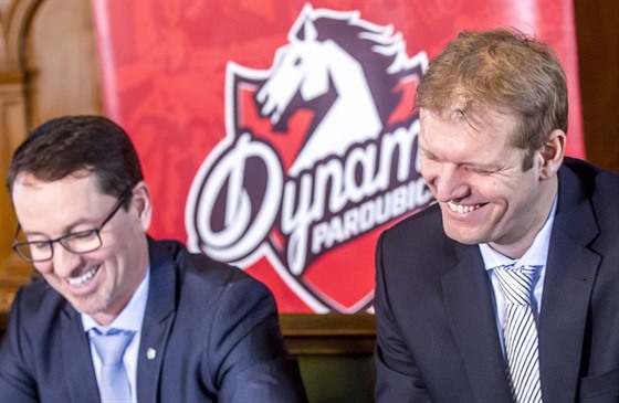 Dušan Salfický (vpravo) a pardubický primátor Martin Charvát mají mimořádnou odpovědnost za budoucnost hokeje v Pardubicích. 