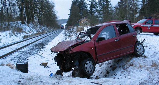 Auto uvázlé na kolejích mezi Osvraínem a Stakovem na Domalicku rozdrtil...