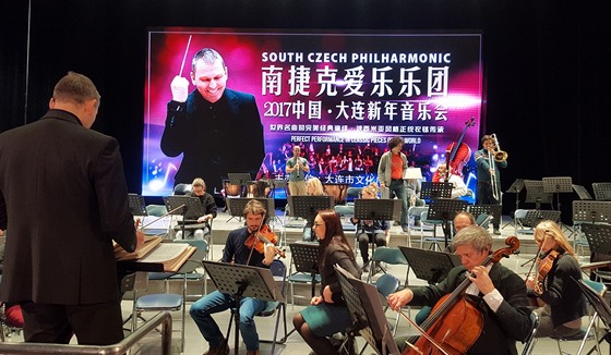 Jihočeská filharmonie jela turné po Číně, kde odehrála sedm koncertů. Hudebníci...