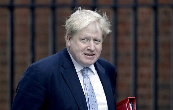 Boris Johnson pi píchodu na tiskovou konferenci Theresy Mayové (17. ledna...