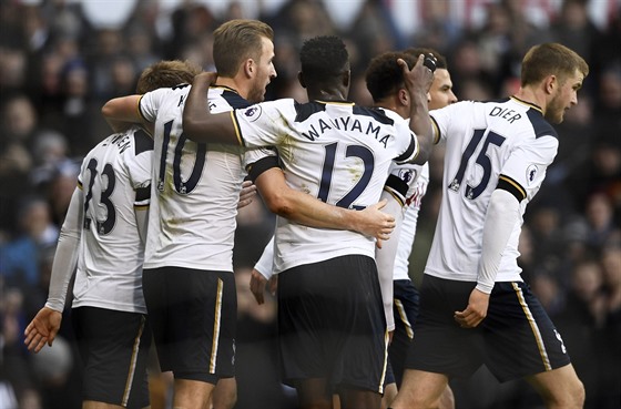 Fotbalisté Tottenhamu oslavují gól v zápase anglické ligy s West Bromem.