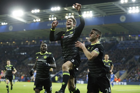 NEEKANÝ STELEC. Marcos Alonso z Chelsea oslavuje jednu ze svých branek v...