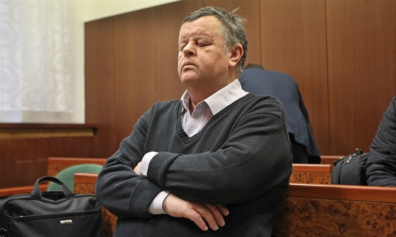 Obžalovaný bývalý exekutor Čeněk Bělasta se před fotografy kryl zimním kabátem...