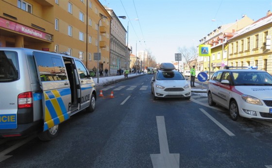 Auto srazilo starího mue na pechodu ped obchodním centrem IGY v eských...