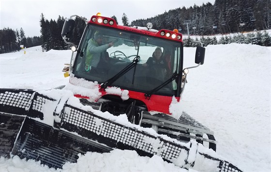 Ve Skiareálu Lipno na víkend otevou skikrosovou tra, kterou pomáhá stavt...