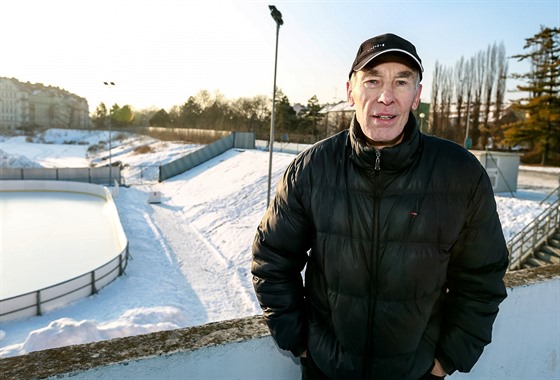 Bývalý hokejista Jaromír Meixner stojí na míst, kde stával starý stadion za...