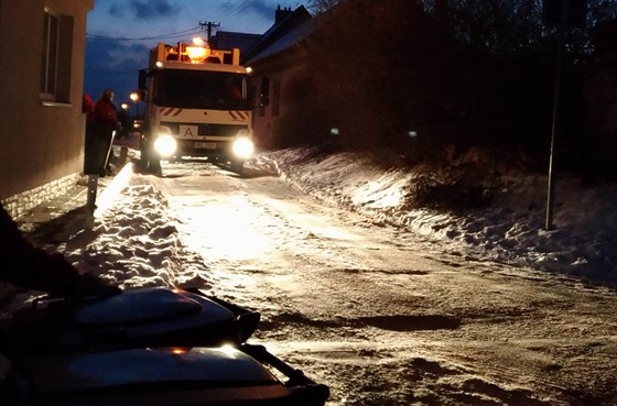 Popeláře v zimě kromě těžko sjízdných silnic trápí zamrzlé kontejnery a...