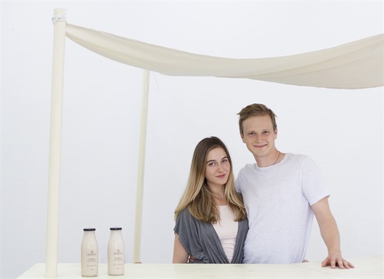Amálka Koppová a David Balcar nejprve zkoueli vait mandlové mléko doma.