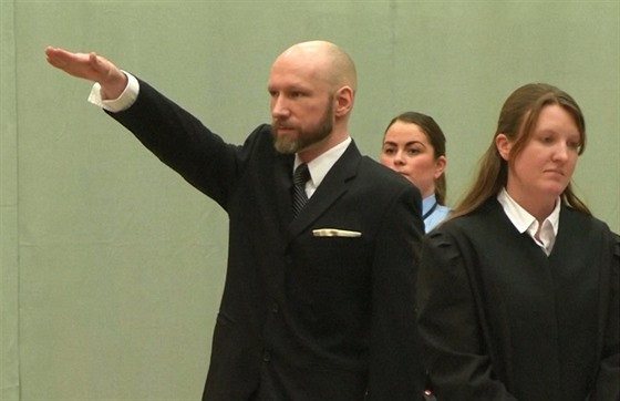 Anders Breivik u soudu pozdravil zdvienou pravicí.