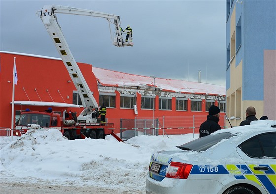 eskotebovskou halu mla od sobotní havárie pod dohledem policie. Nyní experti zkoumají rozsah kod a jejich píinu. 