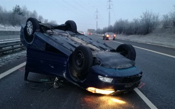 Po nehodě na D11 skončilo auto na střeše (19.1.2017).