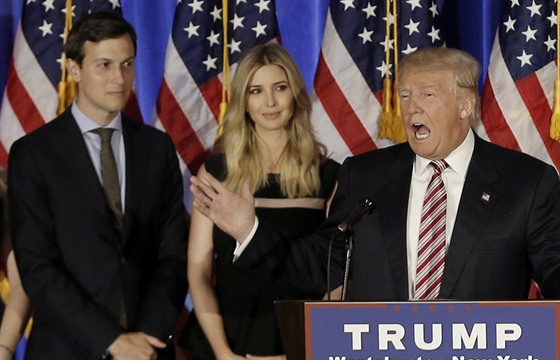 Jared Kushner, Ivanka Trumpová a její otec Donald Trump bhem prezidentské...