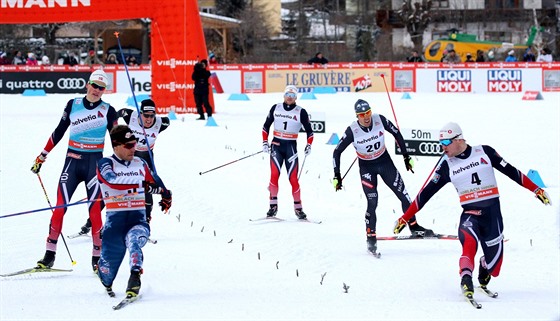 Sindre Björnestad Skar (vpravo) a Simeon Hamilton finiují v závodu ve sprintu...