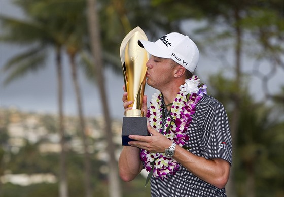 Justin Thomas s trofejí pro vítze turnaje Sony Open v Honolulu.