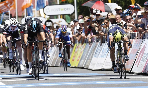 Caleb Ewan (vpravo) z týmu Orica vítzí v úvodní etap závodu Tour Down Under...