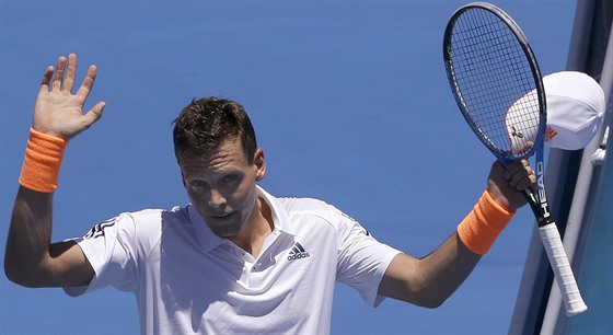 eský tenista Tomá Berdych zdraví diváky po duelu 1. kola Australian Open s ...