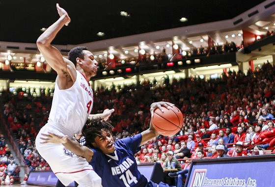 Momentka ze zápasu New Mexico - Nevada. Lindsey Drew (14) uklouzl v souboji s...