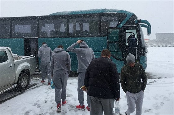 Nymburtí basketbalisté na své cest do Solun museli vymnit letadlo za...